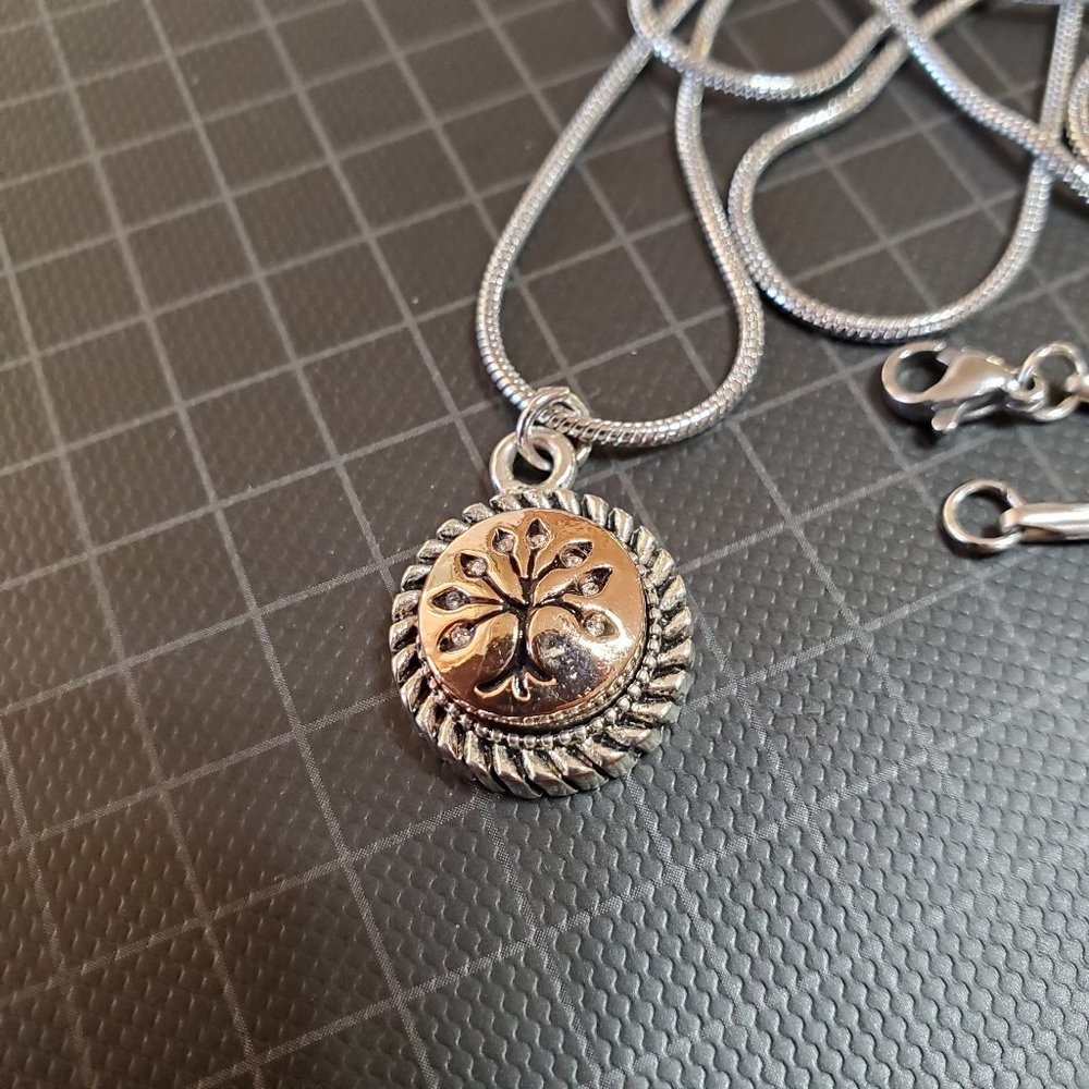 Ginger Snap Silvertone 32" Necklace And Ginger Snap Petit Button Charm